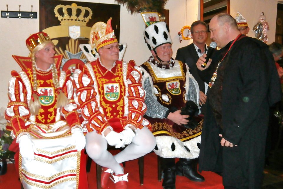 V.l.n.r.: Jungfrau Trudi (Wolfgang Mller), Prinz Norbert I.(Norbert-John Schmitz),  Bauer Ralph (Ralph Pfrtner), Brgermeister Marcus Mombauer, Marcus Sieger (Bild: RS)