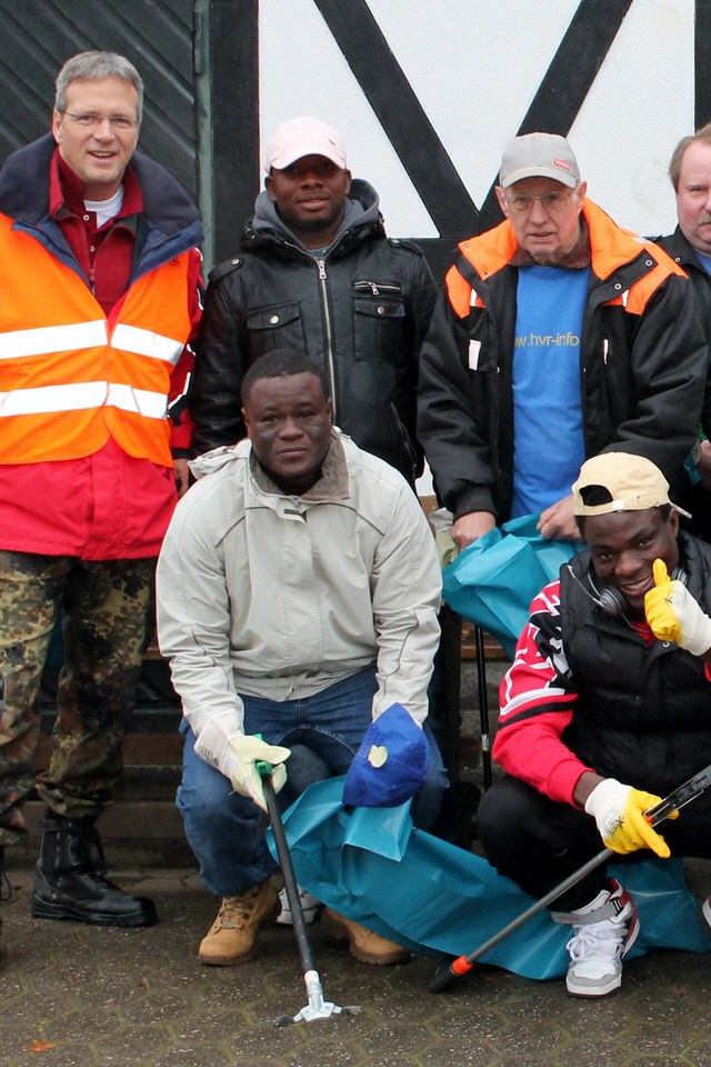 Gruppe Heimatverein Rambrcken mit Brgermeister und Flchtlingen  fr CDU (Bild: Robert Scheuermeyer)