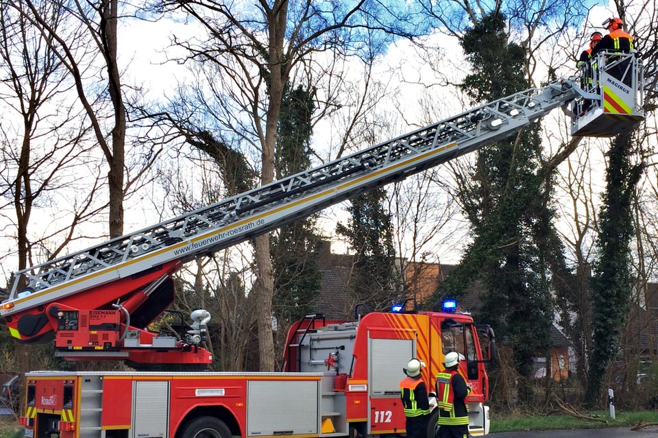 Drehleiter im Einsatz Kleineichen Sturmschaden (Bild: Robert Scheuermeyer)