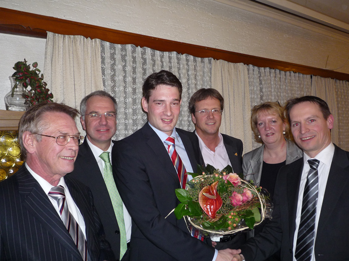 Holger Mller MdL, Rainer Deppe MdL, Brgermeister Marcus Mombauer, Birgitta Wasser und Dr. Markus Heider gratulieren Uwe Pakendorf nach seiner Wahl